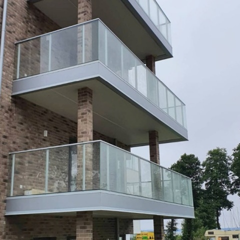 Sistemas de marcos sin marco para cerramientos de balcones, productor Polonia