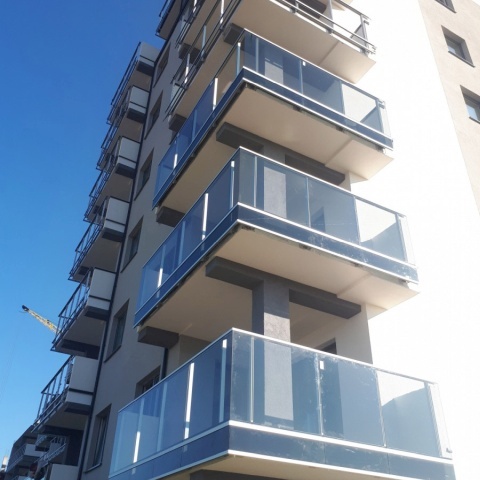 Sistemas de marcos sin marco para cerramientos de balcones, productor Polonia