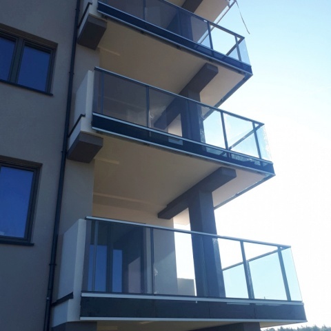 Sistemas de marcos sin marco para cerramientos de balcones, productor Polonia