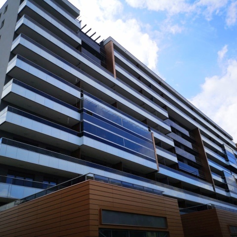 Sistemas de marcos sin marco para cerramientos de balcones, productor Polonia